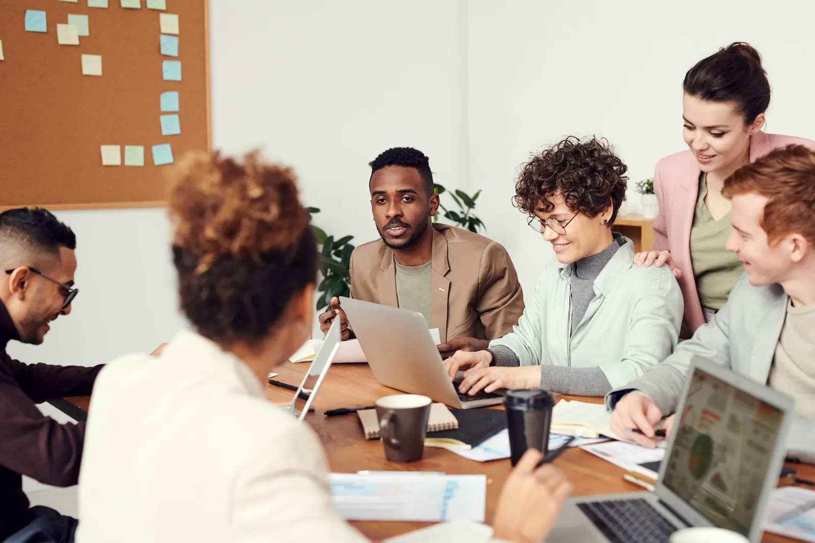 Dos personas conversan en una reunión de trabajo
