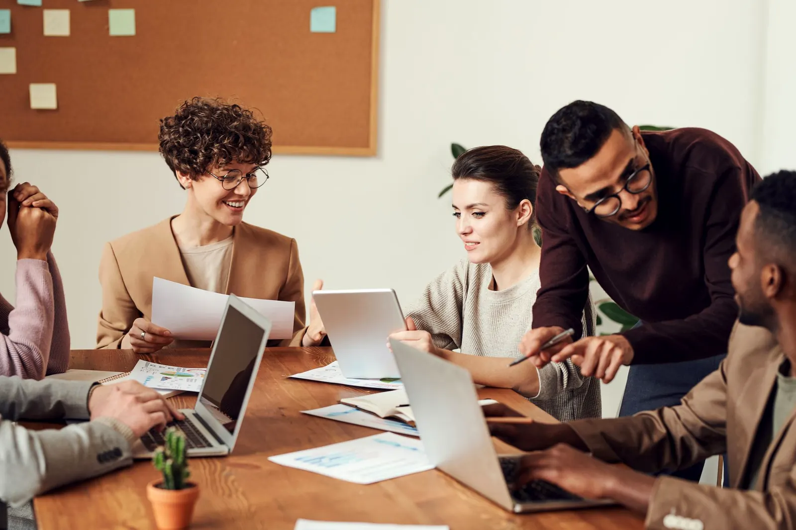 Un equipo comenta ideas alrededor de una mesa