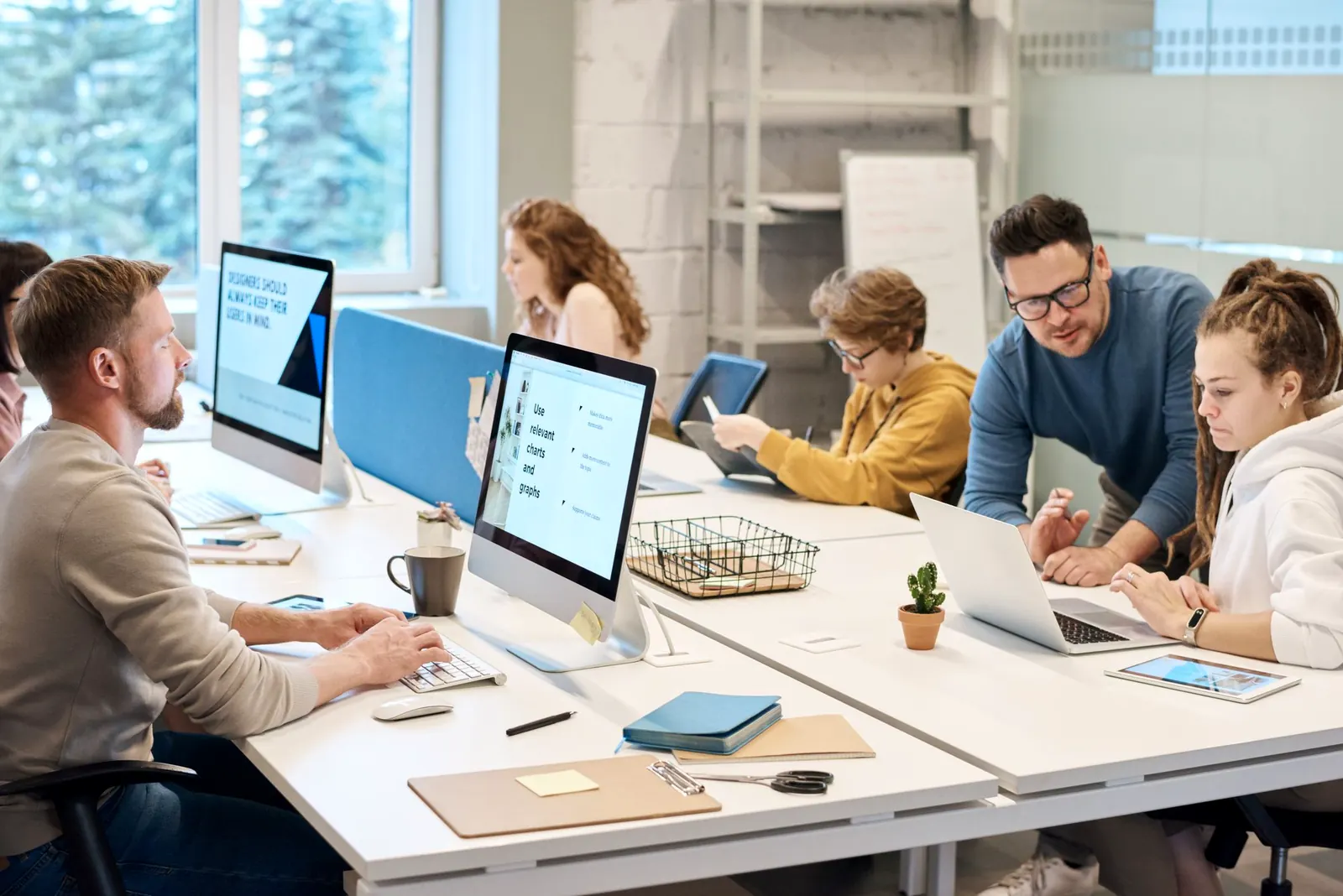 Un equipo trabaja en una oficina luminosa